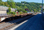 Leerer sechsachsiger Gelenkwagen (Gelenk-Containertragwageneinheit), 37 80 497 5 864-2 D-RCW, der Gattung Sggrss 80´, der Rail Cargo Group (zu ÖBB), am 18 August 2025 im Zugverband bei einer Zugdurchfahrt im Bahnhof Kirchen/Sieg. 

Der Wagen gehörte zuvor der Schweizer Vermietungsfirma Wascosa AG. Die Rail Cargo Group verstärkt wohl ihr Engagement im KV, hier im Zugverband konnte ich sehen das alle als RCW eingestellt waren, es waren teils ehemalige Wagen der ERMEWA, WASCOSA und VTG. Gebaut wurde der Wagen vom slowakischen Güterwagenhersteller Tatravagónka in Poprad, Baujahr und Fabriknummer konnte ich nicht lesen.

Diese Gelenkwagen mit sechs Radsätzen sind für den Transport von Großcontainern und Wechselbehältern vorgesehen. Auf den Außenlangträger des Wagens befinden sich für jede vorgesehene Ladeposition feste und klappbare Aufsetzzapfen zum Festlegen der Ladungseinheiten (gemäß UIC- Merkblatt 592-1 und 2) in verschiedenen Kombinationen.

Das aus zwei Wagenhälften bestehende Untergestell ist eine verwindungsweiche, geschweißte Rahmenkonstruktion aus Walz- und Blechprofilen, gebildet aus den Kopfstücken, den Hauptquerträgern und den äußeren Langträgern. In der Wagenmitte befindet sich eine Übersteigmöglichkeit. Die Bereiche über den Drehgestellen sind durch Bleche versteift, die außerdem als Funkenschutzbleche dienen.

Die Verbindung der beiden Wagenhälften besteht aus einem Gelenklager und seitlichen Gleitstücken. Der Wagen trägt die Anschrift „Vorsichtig rangieren“.

TECHNISCHE DATEN:
Spurweite: 1.435 mm
Länge über Puffer: 26.390 mm
Drehzapfenabstand: 2 x 10.430 mm
Achsabstand in den Drehgestellen: 1.800 mm
Drehgestell Typ: 3x Y25 Ls(s)e-K
Raddurchmesser: 920 mm (neu) / 840 mm (abgenutzt)
Ladelänge: 2 x 12.220 mm 
Höhe der Ladeebene über S.O.: 1.155 mm
Eigengewicht: 27.520 kg
Max. Zuladung bei Lastgrenze S: 107,4 t (ab Streckenklasse D)
Max. Zuladung bei Lastgrenze SS: 92,4 t (ab Streckenklasse C)
Max. Geschwindigkeit: 100 km/h (Lastgrenze SS und leer 120 km/h)
Kleinster befahrbarer Gleisbogen: R 75 m (Einzelwagen, im Zugverband 150 m)
Bremse: 2 x KE-GP-A (K)
Bremssohle: Jurid 816M
Feststellbremse: Ja 
Intern. Verwendungsfähigkeit: TEN-GE / G1