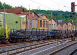 Drehgestellflachwagen mit vier Rads�tzen der Gattung Sgmmns 2 (TEN-RIV 37 80 4505 113-3 D-ERR) der Vermietungsfirma ERR European Rail Rent GmbH (Duisburg) am 01.06.2017 im Zugverband in Betzdorf/Sieg.