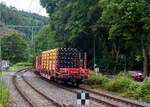 Vierachsiger Drehgestellflachwagen mit Rungen, Stirnwandklappen und Niederbindeeinrichtung, 81 80 4712 126-6 D-DB, der Gattung Sns 727, der DB Cargo AG am 20 Juni 2024 im Zugverband bei einer