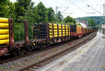 Vierachsiger Drehgestellflachwagen mit Rungen und Niederbindeeinrichtung, 31 80 4725 306-3 D-DB, der Gattung Snps-x 719.1, der DB Cargo AG am 20 Juni 2024 im Zugverband bei einer Zugdurchfahrt im
