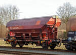 2-achsiger Gedeckter Sch�ttgutwagen mit dosierbarer Schwerkraftentladung 21 80 0734 715-4 D-DB, der Gattung Tds 938, der DB Cargo AG, abgestellt am 09.02.2023 in Herdorf, im Zugverband auf dem Rbf der