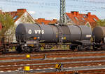 Vierachsiger Drehgestell-Kesselwagen 37 80 7840 032-2 D-VTG, der Gattung Zacns (VTG Typ C35.064D), des Waggonvermieters VTG AG (Hamburg), am 14.04.2018 im Zugverband bei der Durchfahrt im Bahnhof