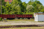 Der zweiachsige offene G�terwagen (als Schlackewagen) ex DR 40 50 946 3357-6, ex DR 40 – 32 – 08 der Gattung/Bauart Ommu 40.0 (heutige Gattung „Es“) der Mecklenburgische