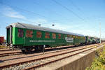   Begleitwagen für Schwertransporte der Kübler Spedition D-ELBA 56 80 89-40 305-5  WGSmk 855 (eingestellt über ELBA Logistik), abgestellt mit 24-achsigem Tragschnabelwagen beim Bahnhof