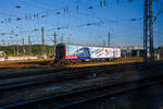 Der Werbewagen D-TRAIN 50 80 22-35 929-5 der Gattung Bnrz 450.3 (Vollwerbung TRI sucht Lokführern/Disponenten und Gute Laune Zugführern) der TRI Train Rental GmbH, abgestellt beim BW