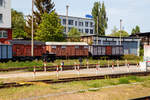 Gleich neben dem Hauptbahnhof ist das einstige Bahnbetriebswerk hier ist heute das Mecklenburgisches Eisenbahn- und Technikmuseum der MEF - Mecklenburgische Eisenbahnfreunde Schwerin e.V., leider gab es hier im Sommer 2023 einen Gro�brand. Hier am 16. Mai 2022 stehen, vorne eine Feldbahn-Kipplore, dahinter von links nach rechts:

Der zweiachsige gedeckte G�terwagen der Bauart Oppeln mit Bremserhaus, ex DR 07-15-75, der Gattung Gs. 
TECHNISCHE DATEN:
Baujahr:  ab 1938
Spurweite:  1.435 mm (Normalspur)
Gattung: Gs
Achsanzahl: 2
L�nge �ber Puffer:  9.800 mm
Achsanstand: 6.000 mm
Eigengewicht: 10.330 kg
Ladegewicht: 15.000 kg
H�chstgeschwindigkeit: 90 km/h
Ladefl�che:  21,2 m�

Der zweiachsige gedeckte G�terwagen 162 899 der Gattung Gmms 60.
TECHNISCHE DATEN:
Baujahr:  1965
Spurweite:  1.435 mm (Normalspur)
Gattung: Gmms 60
Achsanzahl: 2
L�nge �ber Puffer:  10.600 mm
Achsanstand: 5.700 mm
Eigengewicht: 11.050 kg
Ladegewicht: 31.500 kg
H�chstgeschwindigkeit: 100 km/h
Ladefl�che:  25 m�

Der zweiachsige gedeckte G�terwagen 04-41-34 der Gattung G der Gro�herzoglich Mecklenburgische Friedrich-Franz-Eisenbahn (M.F.F.E.), ab 1920 Deutsche Reichseisenbahnen (DR).
TECHNISCHE DATEN:
Baujahr:  ab 1910
Spurweite:  1.435 mm (Normalspur)
Gattung: G
Achsanzahl: 2
L�nge �ber Puffer:  9.300 mm
Achsanstand: 4.500 mm
Eigengewicht: 9.400 kg
Ladegewicht: 15.000 kg
H�chstgeschwindigkeit: 60 km/h
Ladefl�che:  21,3 m�