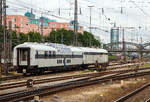 Der LUXON DomeCar CH-RADVE 61 85 89-90 003-3 SRmz der Rail Adventures ist dem Schutzwagen (Begleitwagen) D-RADVE 56 80 90-91 001-5 Dmz 090 der RailAdventure, ex DBP 51 80 00-95 189-8 Post 026, am 06.05.2019 beim Hauptbahnhof München abgestellt.

Bei dem Begleitwagen (Schutzwagen für Überführungsfahrten) handelt es sich um den ehemaligen Schnellzug-Bahnpostwagen Dmz 090 der Deutschen Bundespost (DBP) 51 80 00-95 189-8 Dmz 90 (ex Post 026), Post-Nr. 73 189. Gebaut wurde der Wagen 1975 von Wegmann & Co. in Kassel für die DBP gebaut. Nach der Ausmusterung 1997 bis 2017 gehörte er der Eifelbahn Verkehrsgesellschaft (EVG). 
2012 sah der Begleitwagen noch so aus:
https://hellertal.startbilder.de/bild/deutschland~wagen~gepackwagen---bahnpostwagen/223715/schnellzug-bahnpostwagen-der-deutschen-bundespost-mrz-post-nr.html

Bei dem Aussichtswagen CH-RADVE 61 85 89-90 003-3 SRmz, handelt es sich um den ehemaligen DomeCar  DB 10 433 AD4üm-62 für den Fernschnellzug Rheingold (F-Zug), der 1962 von Wegmann & Co. in Kassel gebaut wurde. Ab 1966 DB 10 533 AD4ümh 101und später DB 61 80 88-80 003-8 ADmh 101.
Fünf dieser Aussichtswagen im Stil der US-amerikanischen Domecars wurden von Wegmann für die Deutschen Bundesbahn (DB) gebaut, die sie für luxuriösen Fernschnellzug Rheingold, der ausschließlich die 1. Klasse führte, beschaffte. Zwei für jedes Zugpaar und ein weiterer Wagen als Betriebsreserve.

1963 wurden zwei nahezu baugleiche Wagen für den Rheinpfeil in Betrieb genommen, äußerlich an den größeren Panoramafenstern (vier statt acht) erkennbar. Sie hatten die abweichende Gattungsbezeichnung AD4üm-63, außerdem trugen sie ursprünglich statt des Rheingold-Schriftzuges die Anschrift „Deutsche Bundesbahn“. 1965 wurden beide Züge zu Trans-Europ-Express-Zügen (TEE) heraufgestuft.

Ab 1971 wurden die TEE-Züge in Deutschland weitestgehend in das neu geschaffene Intercity-Netz integriert und der fahrplanmäßige Einsatz der Aussichtswagen 1973 beendet. 1976 wurden sie an die Internationale Apfelpfeil-Organisation (IAO), einen Reiseveranstalter, verkauft. Die IAO baute die Kuppeln um und verringerte deren Höhe um 20 cm, was den Fahrzeugen ein Lichtraumprofil gab, das deren freizügigen Einsatz in ganz Europa ermöglichte. Als die IAO in die Insolvenz fiel, kaufte das Reisebüro Mittelthurgau die Fahrzeuge, ertüchtigte sie für den Einsatz mit 200 km/h und vermarktete mit ihnen Schienenkreuzfahrten unter der Marke TEE Panorama. Anschließend wurden sie an die Veolia-Tochter Tågkompaniet verkauft, die sie von 1999 bis 2002 zwischen Stockholm und Narvik verkehren ließ. Dann wurden die Wagen einzeln an unterschiedliche Eigentümer veräußert:

Nr. 10551 kam 2005 zu einem Reiseveranstalter in den Niederlanden.
Nr. 10552 übernahm der Freundeskreis Eisenbahn Köln und unterhält ihn betriebsfähig.
Nr.10554 wurde ebenfalls von der VEB übernommen, später von der AKE-Eisenbahntouristik gekauft und dort im AKE-Rheingold eingesetzt.
Nr. 10555 übernahm die Deutsche Bahn Stiftung, Trägerin der Museen der DB AG. Er steht als Info-Zentrum im Güterbahnhof Coburg.

Dieser hier war, Nr. 10553 wurde zunächst von der Vulkan-Eifel-Bahn Betriebsgesellschaft (VEB) übernommen. Im April 2011 kaufte ihn das Eisenbahnverkehrsunternehmen RailAdventure für 40.000 Euro, sanierte ihn in mehrjähriger Arbeit grundlegend und baute ihn dabei zu einem modernen Salonwagen um. Das Fahrzeug wurde auf der InnoTrans 2012 in Berlin vorgestellt, absolvierte anschließend Testfahrten und kann nun seit 2019, in gut 100.000 Arbeitsstunden nach 95 Monate Umbau und ein paar Millionen Euro Kosten, gemietet werden. Er ist heute in der Schweiz zugelassen und trägt die Bezeichnung SRmz 61 85 8990 003-3.

Luxon bringt Luxus auf die Schienen
Die Rail Adventures haben aus diesem Panoramawagen ein Wunderwerk gebaut. Der Komfort des 21. Jahrhunderts in einem legendären Eisenbahnschmuckstück. Für eine Spritztour mit dem Luxuszug muss man nur solvent sein, denn unter 11.000 Euro kann man den Luxuszug leider nicht buchen.
Bis zu 22 Gäste können zukünftig vom Bahnhof ihrer Wahl auf ihrer Wunschstrecke in einem Sonderzug der besonderen Art verreisen: Der sogenannte Luxon fährt bis zu 200 Kilometer pro Stunde. Sein Panoramadeck kann durch flexible Bestuhlung für geschäftliche Anlässe in einen fahrenden Konferenzraum verwandelt werden. Elf elektrisch verstellbare Liegesessel für die Aussichtskuppel gibt es außerdem. Doch unabhängig davon, zu welchem Anlass der Luxon gebucht wird, 2-Sterne-Koch Tohru Nakamura verwöhnt die geladenen Gäste kulinarisch auf höchstem Niveau. Siebengängige Menüs für bis zu 22 Gäste sind möglich. Ab 11.000 Euro kann der Luxon gebucht werden. Der Preis hängt von Personenanzahl, Strecke und Art des Events ab.

TECHNISCHE DATEN (DomeCar):
Spurweite: 1.435 mm
Anzahl der Achsen: 4 in 2 Drehgestellen
Länge über Puffer: 26.400 mm
Drehzapfenabstand: 19.000 mm
Eigengewicht: 53 t
Höchstgeschwindigkeit: 200 km/h
