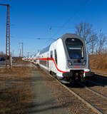 Steuerwagen voraus fährt der IC2 (Garnitur IC 4893) am 10.03.2022, als IC 2229 / RE 34 (Dortmund  - Siegen – Frankfurt/Main) durch Rudersdorf (Kr.