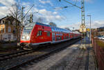Steuerwagen voraus verl�sst der RE 9 rsx - Rhein-Sieg-Express (Siegen – K�ln – Aachen) am 17.01.2023 den Bahnhof Kirchen (Sieg).