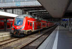 Die �koda Wendezug-Garnitur (�koda Push-Pull-Doppelstock-Zugset) „Molly“ der DB Regio Bayern steht am 13 Januar 2025 im Hauptbahnhof M�nchen, als RE 1 – MNX - M�nchen-N�rnberg-Express, zur Abfahrt bereit. Seit Mai 2021 f�hrt der M�nchen-N�rnberg-Express (als RE 1) mit neuen, modernen Doppelstockgarnituren des Herstellers Skoda. Die Skoda-Z�ge fahren mit einer H�chstgeschwindigkeit von 190 km/h (einer der schnellsten RE´s in Deutschland) und bieten 676 Sitzpl�tze (davon 26 in der 1.Klasse). Die Einstiegsbereiche sind mit breiten Schiebet�ren versehen.

Wendezug-Garnitur Nr. 5 „Molly“ besteht aus:
1./2. Klasse Doppelstock-Steuerwagen D-DB 70 80 86-94 005-1 DABpbfz 700.0 
2. Klasse Doppelstock-Reisezugwagen D-DB 70 80 26-94 004-7 DBpdz 190.0
2. Klasse Doppelstock-Reisezugwagen 70 80 26-94 014-6 DBpdz 190.0
2. Klasse Doppelstock-Reisezugwagen 70 80 26-94 016-1 DBpdz 190.0
2. Klasse Doppelstock-Reisezugwagen 70 80 26-94 018-7 DBpdz 190.0
1./2. Klasse Doppelstock- Endwagen D-DB 70 80 36-94 004-5 DABpz 790.1
Sowie die „Emil Z�topek Lokomotive“ vom Typ �koda 109 E3, die DB 102 004 (91 80 6102 006-4 D-DB). 

Die Wagen Wendezug-Garnitur wurde 2021 von Skoda Vagonka in Ostrau und im September 2021 ausgeliefert. Die Lok (DB 102 004) wurde 2016 von �koda Transportation a.s. in Plzeň (Pilsen) unter der Fabriknummer 9994 gebaut, die Abnahme von der DB erfolgte erst im Januar 2019.

Seit Mai 2021 f�hrt der M�nchen-N�rnberg-Express (als RE 1) mit neuen, modernen Doppelstockgarnituren des Herstellers Skoda. Die Skoda-Z�ge fahren mit einer H�chstgeschwindigkeit von 190 km/h und bieten 676 Sitzpl�tze (davon 26 in der 1.Klasse). Die Einstiegsbereiche sind mit breiten Schiebet�ren versehen.

Dar�ber hinaus bieten die Z�ge 6 Toiletten, davon eine barrierefreie Toilette, rollstuhlgerechte Einstiegshilfen mittels Hublift und Rampe, vier Mehrzweckbereiche mit Platz f�r Kinderw�gen und Fahrr�der, Steckdosen an jedem Sitzplatz und ein dynamisches Fahrgastinformationssystem im Einstiegsbereich.

Die Einheit besteht aus einem Steuerwagen, vier angeh�ngten Wagen, einem Endwagen und der modernsten elektrischen Lokomotive Emil Z�topek von �koda Transportation.Die Einheit ist f�r eine H�chstgeschwindigkeit von 200 km/h konzipiert und wird mit einer Geschwindigkeit von maximal 189 km/h betrieben.

�koda Transportation ist der erste Anbieter f�r Deutschland, der ein Fahrzeug mit barrierefreiem Einstieg f�r Bahnsteige mit einer H�he von 760 mm anbietet. Die Push-Pull-Einheit erf�llt die strengsten deutschen und europ�ischen Normen. Die Einheiten sind mit einer speziellen druckdichten Wagenh�lle ausgestattet, die einen Begegnungsverkehr mit bis zu 300 km/h in Tunneln erlaubt, was zu einem st�rungsfreien Reiseerlebnis beitr�gt.

Der Innenraum ist klassisch in eine erste und eine zweite Klasse aufgeteilt und wurde mit einem neuen Kinderbereich erg�nzt.

Gem�� Kundenwunsch verf�gt die Einheit �ber 676 Sitzpl�tze. Jede Einheit bietet dar�ber hinaus 37 Fahrradpl�tze und mehrere Pl�tze f�r Personen mit eingeschr�nkter Mobilit�t, die auch um Pl�tze f�r ihre Begleitpersonen erg�nzt wurden. Dank dieser Innovationen ist die Bef�rderung mit diesem Fahrzeug die ideale Wahl.

Parameter:
L�nge der Waggons – Zwischenwagen: 26.400 mm
L�nge der Waggons – Steuerwagen: 26.950 mm
L�nge der Waggons – Endwagen: 26.140 mm
Karosseriebreite: 2.800 mm
Waggonh�he: 4.630 mm
Spurweite: 1 435 mm
Sitzplatzanzahl: 676
Maximalgeschwindigkeit: 190 km/h