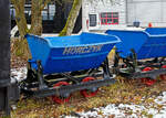 600 mm Feldbahn-Kipplore eingereiht in einen Denkmal-Lorenzug mit einer DIEMA Feldbahnlok am11.12.2021 bei dem Betriebshof der Westerwaldbahn (WEBA) auf der Bindweide bei Steinebach/Sieg.