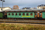 Vierachsiger modernisierter 750 mm-Schmalspur 2.Klasse Personenwagen mit offenen Plattformen und Tonnenholzdach, SDG 970-361 (ex DB 970-361, ex DR 970-361), der Gattung KB4, der SDG - S�chsische