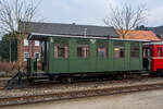 Der zweiachsige meterspurige Personenwagen der Gattung Bi (ex Ci), ex MEG 45 (Mittelbadischen Eisenbahnen AG), am 31 März 2013 beim Kleinbahnmuseum Selfkantbahn der IHS - Interessengemeinschaft Historischer Schienenverkehr e. V. in Schierwaldenrath.

Der Wagen 45, wie auch der Wagen 46, wurde 1909 von den Werkstätten der  Straßburger Straßenbahn-Gesellschaft für das rechtsrheinische Netz der Straßburger Straßenbahn bei Kehl gebaut. Im Jahr 1914 wurden von der Waggonfabrik Rastatt AG wurden die fast baugleichen Wagen 54 und 56 gebaut, alle vier Wagen sind heute bei der Selfkantbahn. 

Am 30.6.1923 erfolgte die Gründung der MEG (Mittelbadischen Eisenbahnen AG) in Lahr, zum 01.11.1923 erfolgte die Betriebsübernahme des rechtsrheinischen Netzes der SSG durch die MEG. In den 1930er Jahre mit Beginn des Triebwagenverkehrs erhielten die nun als Beiwagen eingesetzten Wagen einen Ofen.

TECHNISCHE DATEN:
Hersteller: Straßburger Straßenbahn (45, 46), Waggonfabrik Rastatt AG (54, 56)
Baujahr: 1909 (45, 46) und 1914 (54, 56). Fabrik-Nr. 10575 (56), 10577 (54)
Spurweite: 1.000 mm (Meterspur)
Bauart: Ci
Länge über Puffer:10.100 mm (56: 9.500)
Breite: 2.600 mm
Achsstand 4.500 mm
Sitzplätze 40 (nach Ofeneinbau 36)
Gewicht 8,5 t (Wagen 56: 9 t)
Heizung: Dampf (später auch Ofen), ab 1992 wieder Dampfheizung
Bremse: K-P / Handspindel
