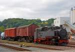 Die 99 1790-7  der Wei�eritztalbahn, ex DB 099 754-4, ex DR 099 754-4, ex DR 99 790, mit auf schmalspur Rollwagen verladenen normalspur gedeckte G�terwagen, abgestellt bzw.
