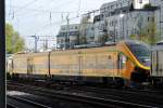 Das Testfahrzeug 600-001 der Oberpfalzbahn f�hrt zwischen zwei G�terwagen mit Sonderkupplungen durch den Bahnhof Ulm am 10.04.2014.