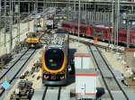 Das Testfahrzeug 600-001 der Oberpfalzbahn hat die 139 558-1 durch die nicht elektrifizierte Strecke zur Tankstelle vorgeschoben.