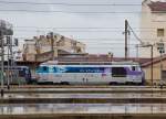   F�r mich auch eine der sch�nsten franz�sischen Dieselloks:   Die SNCF BB 567561 f�hrt am 25.03.2015 mit eine Nahverkehrszug vom Bahnhof Marseille Saint-Charles, hier bei Regen �ber die Bahnsteige
