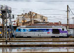 F�r mich auch eine der sch�nsten franz�sischen Dieselloks die SNCF BB 67400: Hier die BB (5)67561 f�hrt am 25.03.2015 mit eine Nahverkehrszug vom Bahnhof Marseille Saint-Charles, hier bei Regen �ber