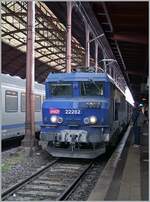 Lokpersonalwechsel auf der SNCF  GRAND EST  BB 22282 mit ihrem TER S�lestat - Saverne in Strasbourg.
