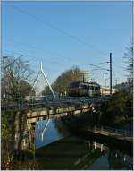Die 26 149 mit einem TER überquert bei Schleuse 39 in Mulhouse den Rhone-Rhein-Kanal.