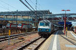 Während am 17 Juni 2013 links zwei TRAXX P140 AC1 der CFL Série 4000 (4013 und 4004) vor dem Lokschuppen stehen, steht rechts am Gleis 10 im Bahnhof Luxemburg (Stadt) die (1)26163 (91 87