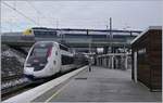 Der TGV 822 mit den Triebk�pfen 310244 (f�hrend) und 310243 (schiebend) hat den Bahnhof  Belfort-Montb�liard TGV erreicht.