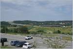 Der TGV 9881 von Luxembourg nach Montpellier gewinnt nach dem Halt in Belfort-Montb�liard TGV (km 133.9) an Geschwindigkeit und wird gleich �ber den 816 Meter langen Savoureuse Viadukt (km 130.8)