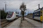 Nachdem einige Reisende in Frasne den TGV Lyria 9261 verlasen haben um mit den NPZ Anschlusszug Richtung Neuch�tel zu fahren oder abgeholt worden sind, f�hrt SNCF InOui Rame 4411 Richtung Lausanne