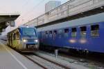 DB/SNCF: IRE Müllheim - Neuenburg - Mulhouse-Ville in der Abenddämmerung bei der Ausfahrt Freiburg im Breisgau am 5.
