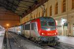   Die Akiem 36011 (91 87 0036 011-1 F-AKIEM), eine Alstom BB 36000  Astride  (Asynchron Tricurrent Drive Engine), ist am 24.03.2015 gerade (um 22:29 Uhr) mit dem Thello EC 159 / EC 160 (Mailand -