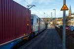 Die an die LINEAS Group NV/SA vermietete E 186 042 (91 84 1186 042-5 NL-AKIEM, angeschrieben ist D- AKIEM, was aber nach der Nummer falsch ist) fährt am 16.