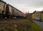 4-achsiger Drehgestellwagen mit Rolldach speziell für Tonerde, 31 87 0806 695-0 F-ERSA der Gattung Tamns, der Vermietungsfirma ERMEWA SA (100%Tochter der SNCF) am 22.02.2023, eingereiht im