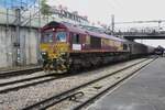 Mit ein Ganzzug durchfahrt 66233 Compiegne am 18 September 2021 -der Lokf�her begr�sst die Fotografentruppe am verl�ngerter Bahnsteig.