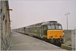 Die  First Great Western  Class 57 (57603) ist mit ihrem Nachtschnellzug aus London Paddington in nebligen Penzance eingetroffen. 
Analoges Fotos/April 2004.