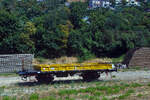 Zweiachsiger Flachwagen mit Bremserplattform und Seitenwandklappen abgestellt am 16.07.2022 beim Bahnhof Agropoli (Region Kampanien – Italien). Aufnahme aus einem IC durch die Scheibe.

TECHNISCHE DATEN (laut Anschriften):
Spurweite: 1.435 mm
Achsanzahl: 2
Länge über Puffer: 9.240 mm
Achsabstand: 4.500 mm
Höchstgeschwindigkeit: 55 km/h
Max. Zuladung: 10.500 kg
Nutzlast: 12.500 kg 
Handbremse: Ja
