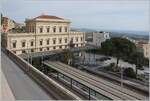 Neben dem Bahnhof von Taormina Giradina gehört für mich auch der Bahnhof von Agrigento zu den besonders schönen Bahnhöfen von Sizilien (bzw. Italien). 
Und wenn man (sehr) genau hinschaut, erkennt man etwa in der Bildmitte den bekannten Concordia Tempel.

5. März 2026