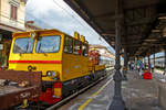 Das Italienische MerMec Gleisarbeitsfahrzeug IT-RFI 152 194-2 der RFI (Rete Ferroviaria Italiana) fährt am 08.09.2021 mit einem vierachsigen Flachwagen durch den Bahnhof Domodossola in Richtung