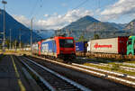 Die SBB Cargo Re 484 017-9 / E 484.017 SR (91 85 4484 017-9 CH-SBBC) und die an die SBB Cargo International AG vermietete Vectron 193 478-5  Gottardo  (91 80 6193 478-5 D-SIEAG) rollen, am 02 August