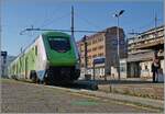 Der aus Milano in Domodossola eintreffende Trenord ETR 521  Rock  lenkt die Blicke der Dame am rechten Bildrand auf sich, wobei ich diesen Blick aus rechtlichen Gründen  verändern  musste.