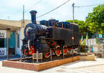 Die FS Schmalspur Zahnrad-Dampflokomotive R.370 012 als Denkmal am Bahnhof Catania Centrale am 17.07.2022. Die Zahnräder hat sie auch noch.

Die Dampflokomotive R.370 war eine mit Kohle befeuerte dreiachsige Lokomotive, die von den Italienische Staatseisenbahnen (FS - Ferrovie dello Stato Italiane) für den Einsatz auf den sizilianischen Schmalspurbahnen mit Zahnstangentrieb beschafft wurden. Die Dampflokomotiven der Gruppe R.370 wurden ab 1909 im Vorfeld auf die Inbetriebnahme der FS Schmalspurbahnen Siziliens von der Costruzioni Meccaniche di Saronno (Zweigwerk der Maschinenfabrik Esslingen) konstruiert und gebaut. Damals wurden die sehr wichtigen Schwefelabbaugebiete der Provinzen Enna, Caltanissetta und Palermo erschlossen.

Sie wurden hauptsächlich auf folgenden Bahnstrecken verwendet:
• Caltagirone - Piazza Armerina - Dittaino
• Dittaino – Assoro - Leonforte
• Agrigento-Naro-Licata
• Lercara-Filaga-Magazzolo
• Filaga-Palazzo Adriano

Es wurden insgesamt 48 dieser Dampflokomotiven gebaut. Die R.370 012 wurde 1915 gebaut und war auf der 81 km langen Bahnstrecke Caltagirone - Piazza Armerina – Dittaino, bis zur Einstellung der Strecke 1971, im Einsatz. Seit August 1985 ist sie im Bahnhof Catania Centrale als Denkmal aufgestellt. 

TECHNISCHE DATEN:
Spurweite: 950 mm
Zahnradantrieb: System Strub
Länge über Puffer: 7.678 mm
Achsabstände: 1.300 mm / 1.700 mm
Treibraddurchmesser: 950 mm
Dauerleistung: 400 PS
Maximale Zugkraft: 80 t
Höchstgeschwindigkeit: 35 km/h
Gewicht: 37 t