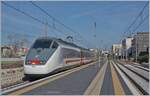 Der FS Trenitalia IC 608 von Lecce (ab 6:23) nach Bologna Centrale (an 15:00) verlasst nach seinem Halt Trani in Richtung Barletta.