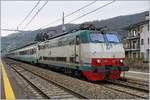 Die FS E 444 055 mit eine Schnellzug Richtung SChweiz beim Halt in Domodossola.