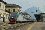 Die  trenord  E 464.304 wartet mit einem Regionalzug in Domodossola auf die Abfahrt Richtung Milano.