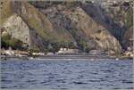 Ein Blick auf den Bahnhof Taormina Gardini vom Meer her: Dort steht während längerer Zeit ein recht lange Zug (ich hbe 10 Wagen gezählt) und zwei Lok, die ich nach Betrachten als E 464