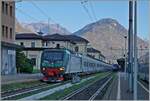 Seit vielen Jahren ein  Domodossola Klassiker : Auf Gleis 1 wartet ein  Locale  auf die Abfahrt nach Milano. Nun in all den vielen Jahren haben sie die Bezeichnungen für die Züge und die Züge selbst geändert, doch auch heute steht wieder ein  Locale  auf Gleis 1 und wartet auf die Abfahrt...
Die Trenord 464 446 (91 83 2464 446-0 I-TN) wartet mit ihrem Regionale R2419 auf die Abfahrt nach Milano Centrale. 

31. Okt. 2024