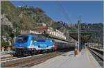 Praktisch an der selben Stelle wie beim vorangehenden Bild entstand dieses Foto: die FS Trenitalia E 464.231 (und die E 464.350 am Zugschluss) sind mit dem ICN 1959 von Roma Termini (23.25) nach Siracusa (an 12:52) unterwegs und haben p�nktlich den Bahnhof von Taormina-Giardini erreicht. 

13. M�rz 2026

