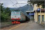 E 652 140 f�hrt mit einem G�terzug aus Eaos (oder �hnlichen Wagen) durch den Bahnhof von Vogogno.