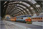 Die FS E 656 438 steht mit ihrem Schnellzug nach Stuttgart unter dem mächtigen Hallendach von Milano Centrale und wartet auf die Abfahrt.