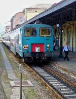 . Der Notschuss aus Domodossola - Die Zeit lief uns davon beim Eisessen, sodass wir uns beeilen mussten, um den Zug nach Brig noch zu erreichen. Aus dem Zug gelang mir dann noch dieser Nachschuss auf einen ausfahrenden FS Wendezug. Anstatt uns vor dem Bahnhof die Zeit zu vertreiben, w�re es bestimmt interessanter gewesen, die Lok an der Spitze des Wendezuges zu fotografieren. ;-) 23.05.2012 (Jeanny) 