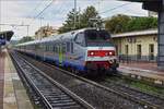 Steuerwagen in Grau und dazu ohne Graffiti, f�hrt in den Umsteigebahnhof Firenze Campo di Marte ein, nach einem kurzen Halt f�hrt er weiter in Richtung Firenze Santa Maria Novella.